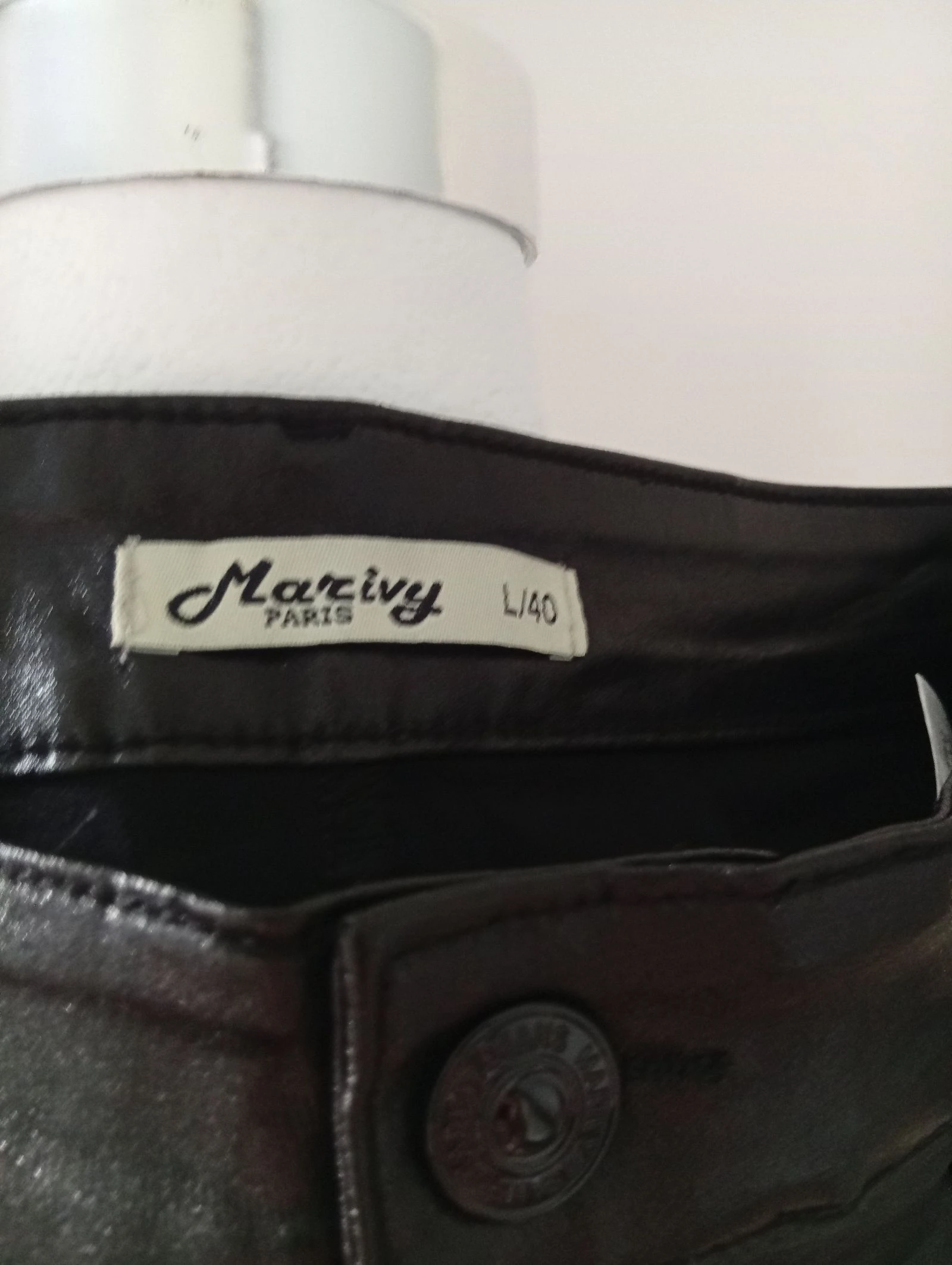 Rechte broek met een geoliede/imitatieleer effect 68% katoen – photo 4